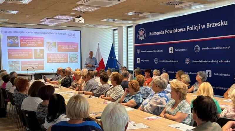 Bezpieczny senior w sieci – policjanci i przedstawiciel Banku PKO BP edukowali seniorów z terenu powiatu brzeskiego