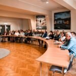Bezpieczne zachowanie w sytuacjach zagrożenia – policjanci szkolą pracowników brzeskiego magistratu i placówek oświatowych