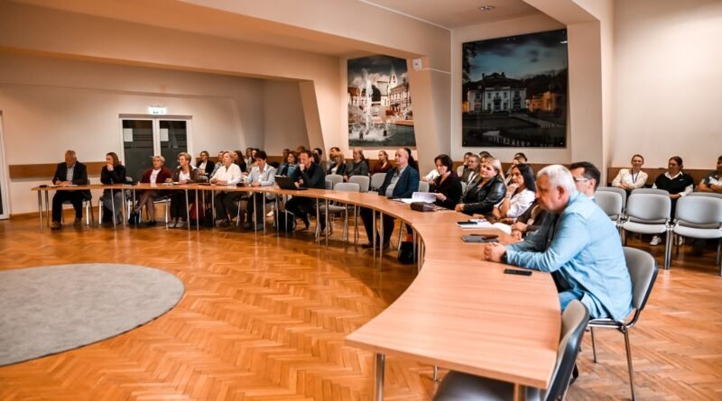 Bezpieczne zachowanie w sytuacjach zagrożenia – policjanci szkolą pracowników brzeskiego magistratu i placówek oświatowych
