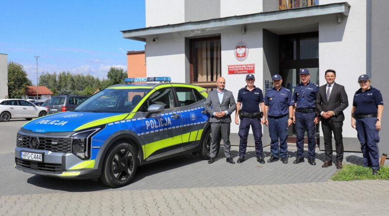 Policjanci ze Szczurowej otrzymali nowy radiowóz