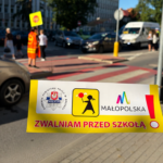 Zwalniam przed szkołą – policjanci dbają o bezpieczeństwo dzieci i młodzieży