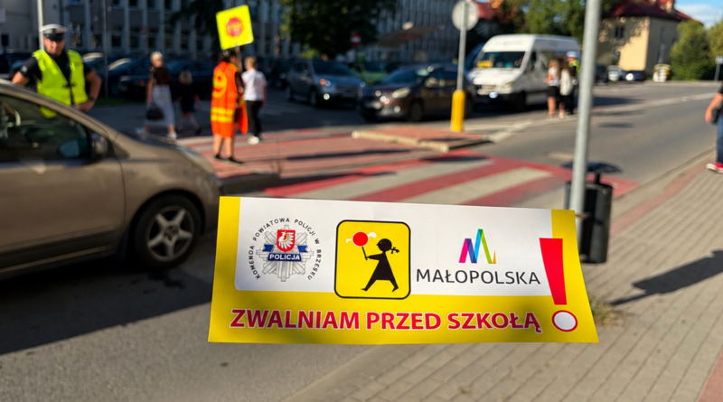 Zwalniam przed szkołą – policjanci dbają o bezpieczeństwo dzieci i młodzieży